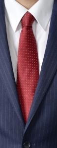 ネクタイはバリエーションに富んだ色が購入できます。その中でも、ビジネスにおいてまず持っていた方が良い色があります。それは「青色系」と「赤色系」です。