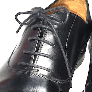 靴紐タイプには靴紐を通す部分の形状で２種類に分かれます。